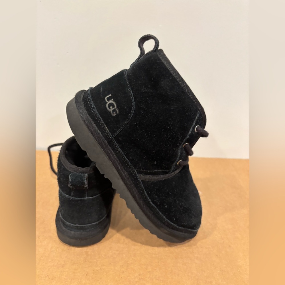UGG Neumel II Black Suede Sherpa chukka boots size 4